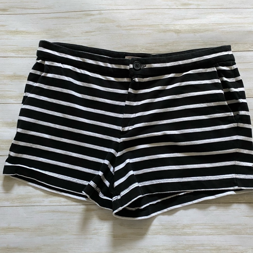 Women’s Gap black and white stripped shorts